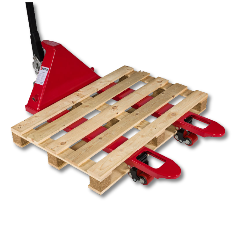 De brede palletwagen van Weldon met een grote pallet op de vorken.
